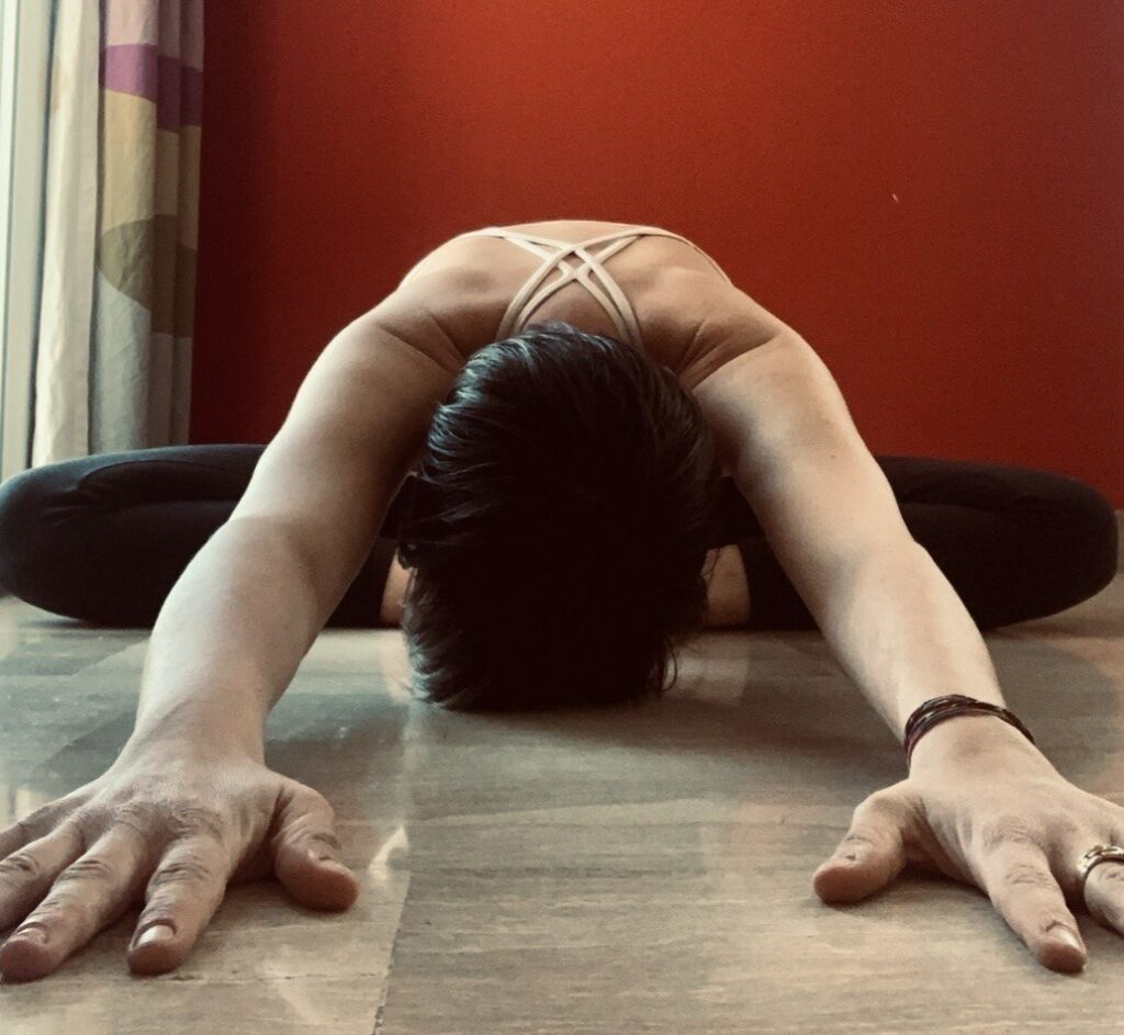 “Il ritorno alla terra: la saggezza delle posture che non chiedono niente”